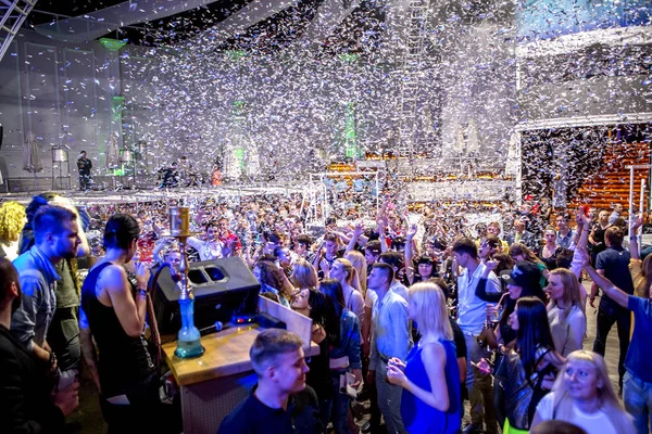 Odessa, Ukrayna - 31 Mayıs 2014: Kalabalık insan yaratıcı ışık ve müzik gösterisi sırasında bir konserde bir gece kulübünde eğleniyor. Kulüp partisi büyük şeker duş neşeli gençler.