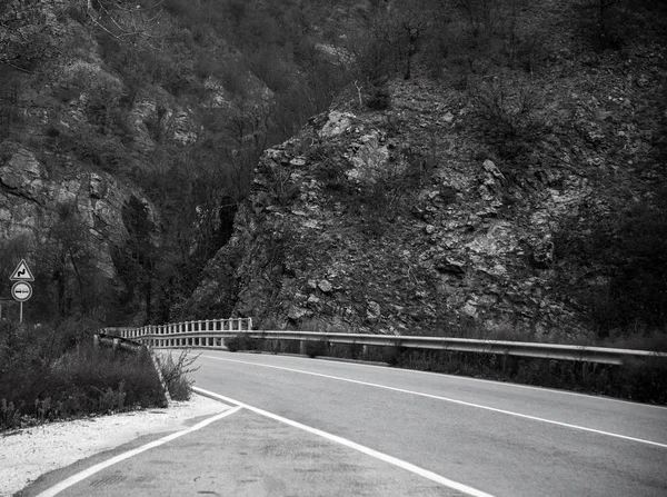 Carretera Las Montañas Bosque Montaña Una Hermosa Carretera Asfalto Pasa —  Fotos de Stock