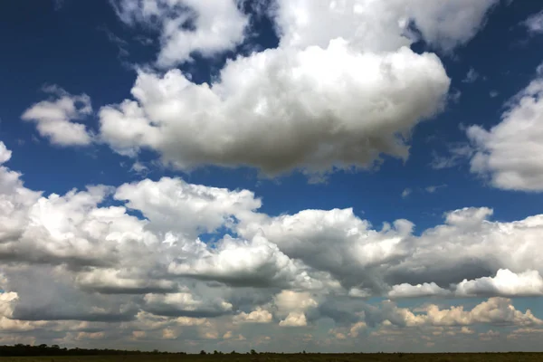 Blauer Himmel Mit Großen Wogenden Weißen Und Grauen Wolken Mit — Stockfoto