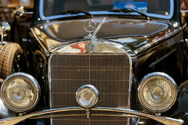 Odessa, Ukrayna 16 Ağustos 2017: Araçların benzersiz modelleri benzersiz, efsanevi vintage retro otomobil oto toplayıcıları sergisinde geleneksel sergi gösterilir. Retro Vintage Otomobil Fuarı