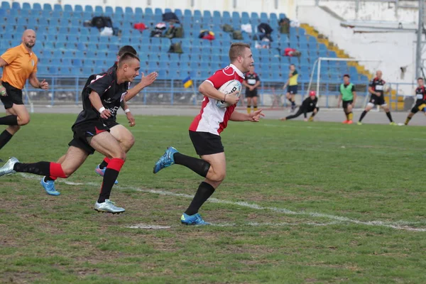 Odessa, Ukrayna - 29 Eylül 2018: Final Oyunları Şampiyonası Ukrayna'nın en güçlü takımları Rugby-7. Rugby topu alan üzerinde. Rugby topu için ağır mücadele sahip. Takım sporcular oyuncular sahada