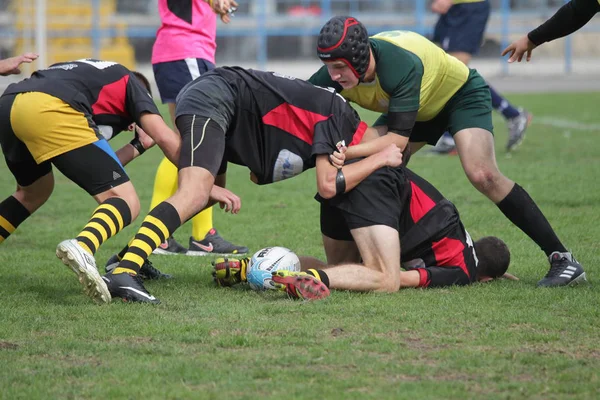 Odessa, Ukrayna - 29 Eylül 2018: Final Oyunları Şampiyonası Ukrayna'nın en güçlü takımları Rugby-7. Rugby topu alan üzerinde. Rugby topu için ağır mücadele sahip. Takım sporcular oyuncular sahada