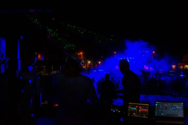 オデッサ ウクライナ 2017 レーザー ショー ナイトクラブのパーティーで明るいパフォーマンス 創造的な光のショー ダンス フロア上で観客のシルエット スモーク — ストック写真