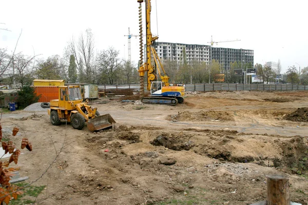 Odessa, Ukrayna - 3 Kasım 2008: İnşaat alanında. Araştırma ve sıfır döngüsü, yüksek katlı bir bina temeli ayarlama. İnşaat sondaj platformu iş kazık ve açmada çalışmak için