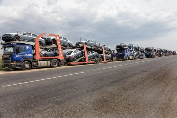 Odessa, Ukrayna 1 Eylül 2017: Araba taşıyıcıları arabaya taşımak. Özel kamyonlar arabayla taşımacılığı. Çok katmanlı ulaşım araçları için özel römork. Arabalar römork taşıma