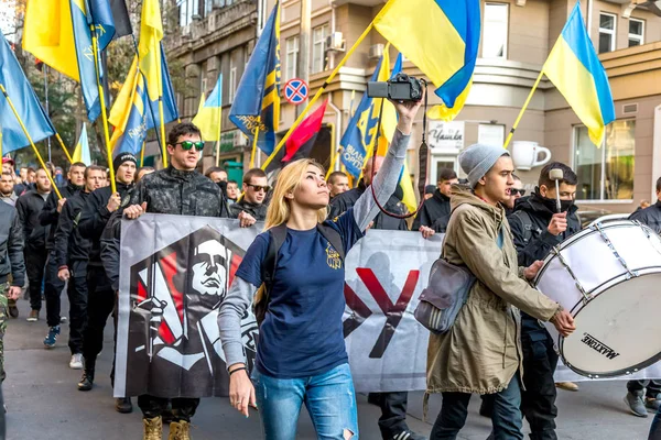 Odessa, Ukrayna - 14 Ekim 2015: Fener alayı radikal aşırı sol partilerin, ayaklanmalar tarafından eşlik ediyor. Protestocular, göstericiler bir Nazi bayrağı taşıdı, havai fişek ve sis bombası yazmak