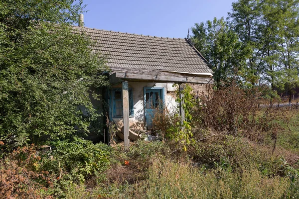 老农场留下了被毁的房子 被时间摧毁了一个废弃的房子 一个废弃的被毁房屋的废墟 如何抑郁背景的打击设计 — 图库照片