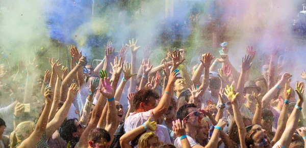 Odessa, Ukrayna - 5 Ağustos 2017: Gençler, bayanlar baylar bayram tatil sırasında renkli toz içine atma iyi eğlenceler. Festivali renkli boya. renkler aşk festival. Renk fest