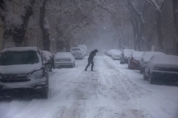 Forte Queda Neve Nas Ruas Cidade Inverno Carros Estão Cobertos — Fotografia de Stock