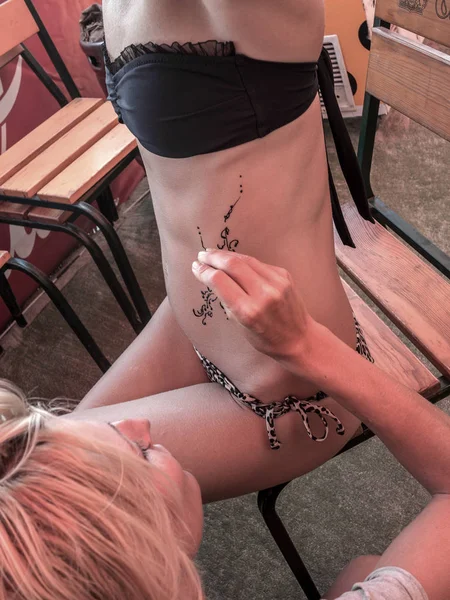 Odessa Ukraina Juni 2010 Processen Att Skapa Tillfällig Henna Tatueringar — Stockfoto