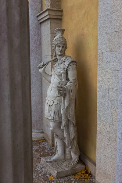 Copies Classic Greek Statues Adorn Facade Abandoned Hotel Plaster Copies — Stock Photo, Image