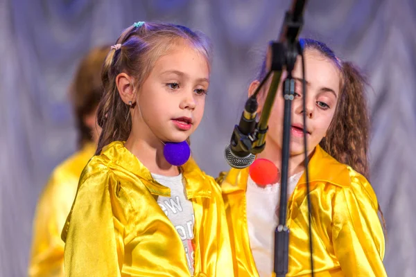 オデッサ ウクライナ 2015 子供の音楽グループ歌と明るいカラフルな服のステージでダンスします 感情的な子供向けの音楽ステージ ショーに触れる — ストック写真