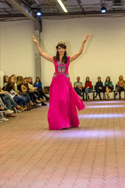 Odessa Ukrayna Ekim 2015 Bir Model Bir Kadın Defile Moda — Stok fotoğraf