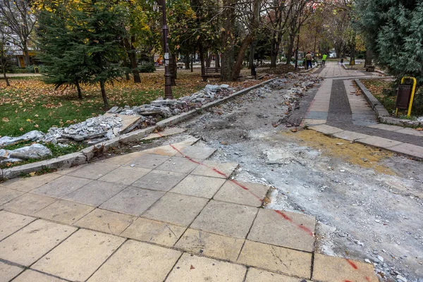 Varna Bulgarien November 2015 Arbeiter Reparieren Den Gehweg Stadtpark Austausch — Stockfoto