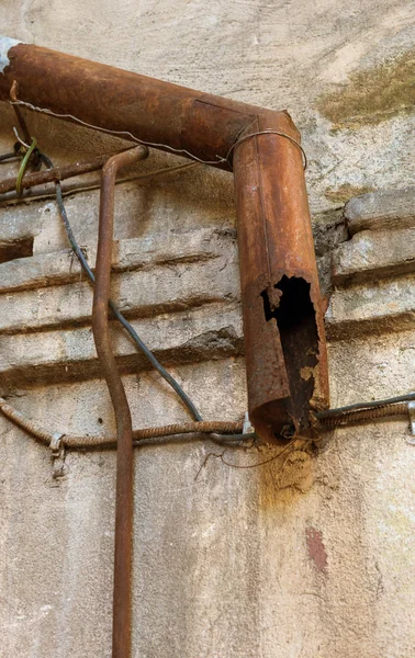 Ein Altes Rostiges Abflussrohr Der Wand Eines Verlassenen Hauses Löchriges — Stockfoto