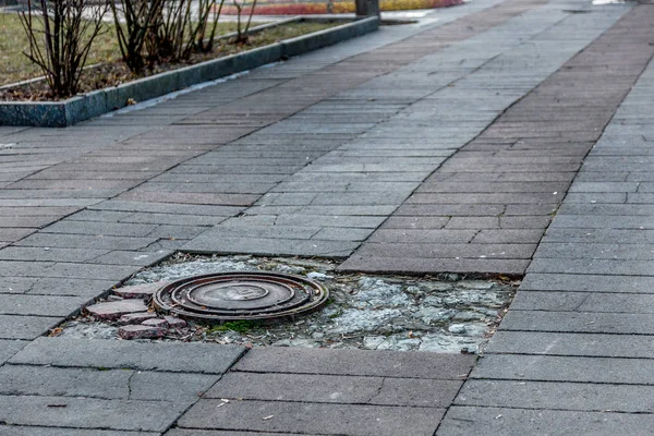 Poškození Asfaltové Silnici Výmoly Způsobené Rozmrazovacími Cykly Zimě Špatná Cesta — Stock fotografie