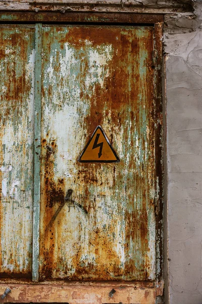 Υψηλής Τάσης Αστραπή Εισέλθετε Κίτρινο Τρίγωνο Στη Σκουριασμένη Μεταλλική Πόρτα — Φωτογραφία Αρχείου