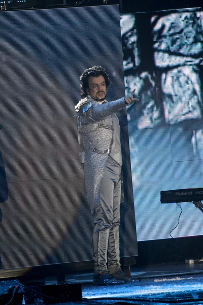 Odessa, Ukrayna, 17 Nisan 2012: Pop konser ikonik Rus şarkıcı Philip Kirkorov Odessa'daki. Ful ile parlak renkli ışık ve tiyatro gösterisi.