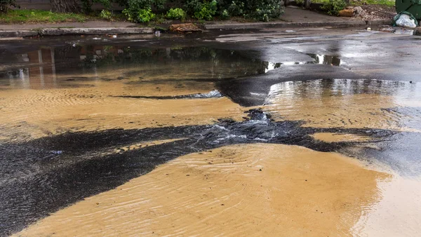 Аварія Водопостачання Каналізацію Під Тріщини Асфальт Наливають Водяний Фонтан Брудної — стокове фото