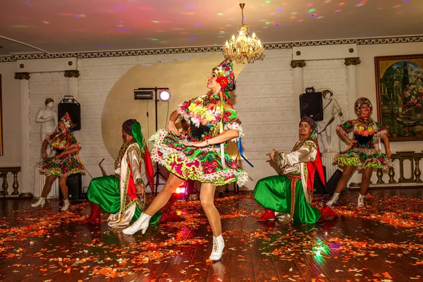 Odessa Ukrayna Eylül 2015 Dans Topluluğu Parlak Güzel Elbiseli Güzel — Stok fotoğraf