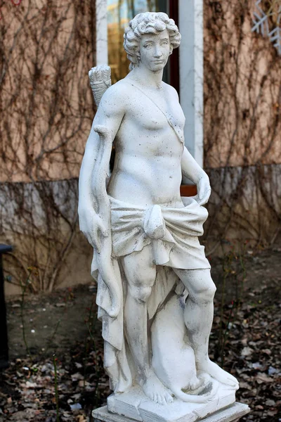 Escultura Clásica Piedra Joven Guerrero Masculino Con Torso Desnudo Carcaj — Foto de Stock