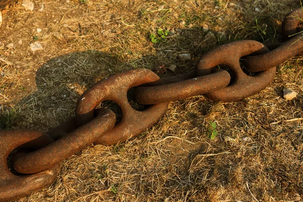 Ročník Rusty Kotvy Vinutí Patník Velké Železné Kotvy Řetěz Vyvolané — Stock fotografie