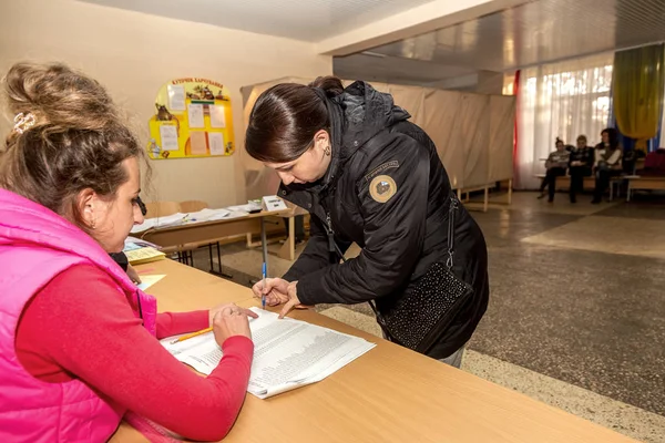 乌克兰奥德萨 2015年10月25日 地区地方政治代表和市长选举期间的一个投票站 选民们拿着选票 投进密封的投票箱里 — 图库照片