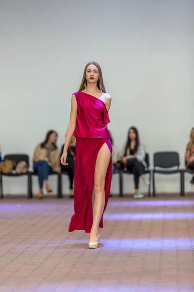 Odessa Ukrayna Ekim 2015 Bir Model Bir Kadın Defile Moda — Stok fotoğraf