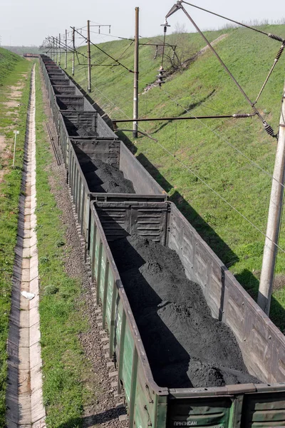 黒い細かい石炭の貨物鉄道車は鉄道で移動 平面図です 小さなモーション ブラーします — ストック写真