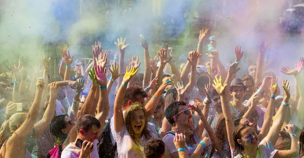 Odessa, Ukrayna - 5 Ağustos 2017: Gençler, bayanlar baylar bayram tatil sırasında renkli toz içine atma iyi eğlenceler. Festivali renkli boya. renkler aşk festival. Renk fest