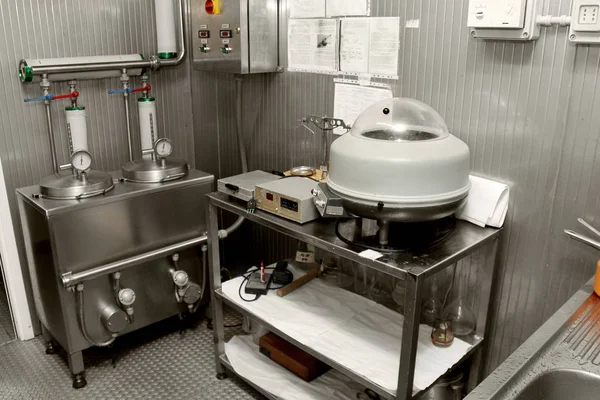 オデッサ ウクライナ 2011 現代食品加工プラントはミルクを作り出します 製造装置とプロセス制御品質保証 — ストック写真