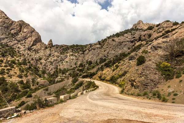 Boa Estrada Asfaltada Longo Das Montanhas Altas Rochosas Pitorescas Crimeia — Fotografia de Stock