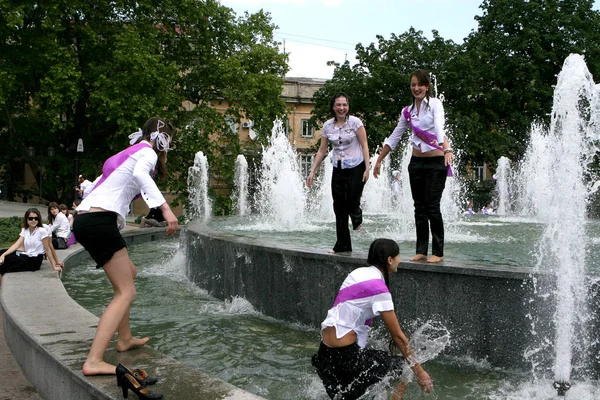 Odessa Ukraina Maja 2008 Młode Dziewczyny Świętowania Zakończenia Badań Szczęśliwy — Zdjęcie stockowe