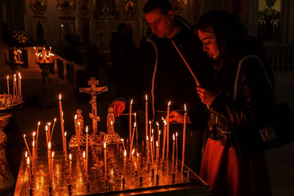 Одесса Украина Зажигание Свечей Церкви Орлеана Люди Зажигают Свечи Христианской — стоковое фото