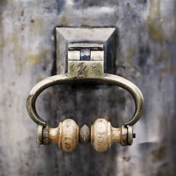 Old Wood Door Metal Handle — Stock Photo, Image