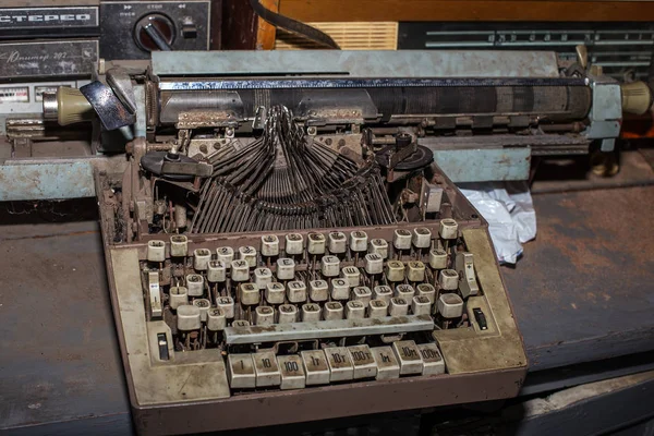 Nikolaev Ucrânia Cirka 2013 Velho Quebrado Abandonado Máquina Escrever Mecânica — Fotografia de Stock