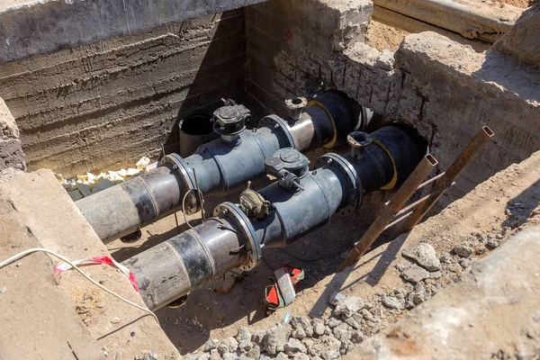 Odessa, Ukrayna - 2017 yaklaşık: Onarım şehir su kaynaklarının. Eski paslı metal borular plastik borular üzerinde değiştirme. Yeni modern teknolojiler kentsel mühendislik ağlar. Şehir su boru hattı
