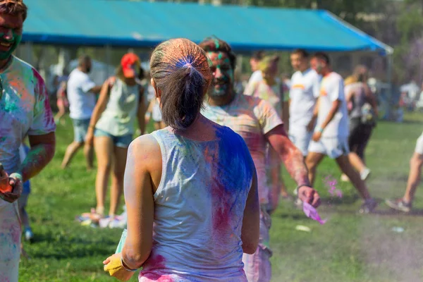 Odessa, Ukrayna - 5 Ağustos 2017: Gençler, bayanlar baylar bayram tatil sırasında renkli toz içine atma iyi eğlenceler. Festivali renkli boya. renkler aşk festival. Renk fest