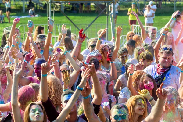 Odessa, Ukrayna - 5 Ağustos 2017: Gençler, bayanlar baylar bayram tatil sırasında renkli toz içine atma iyi eğlenceler. Festivali renkli boya. renkler aşk festival. Renk fest
