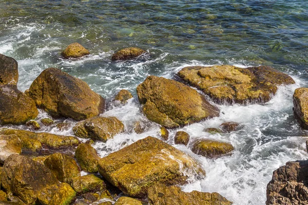 Büyük Dalga Sıçrama Deniz Suyu Kayalar Kayalıklarla Karşı Yenerek Yukarıda — Stok fotoğraf