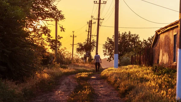 Homem Caminha Longo Estrada Rural Outono Por Sol Homem Caminhando — Fotografia de Stock