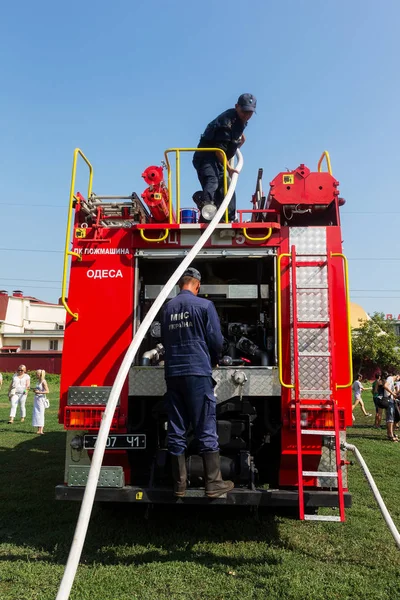 Odessa, Ukrayna - 5 Ağustos 2017: itfaiyeci itfaiye arabası üzerinde. Yangın söndürme araç açık havada özel ekipman ile. İtfaiye araçları, su yanma bölgesi. İtfaiye su