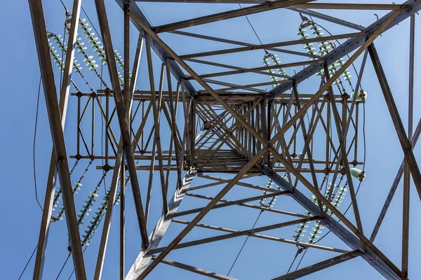 Hoogspanning Hoogspanningslijnen Een Ongewoon Uitzicht Hoogspanning Transmissie Torens Als Achtergrond — Stockfoto