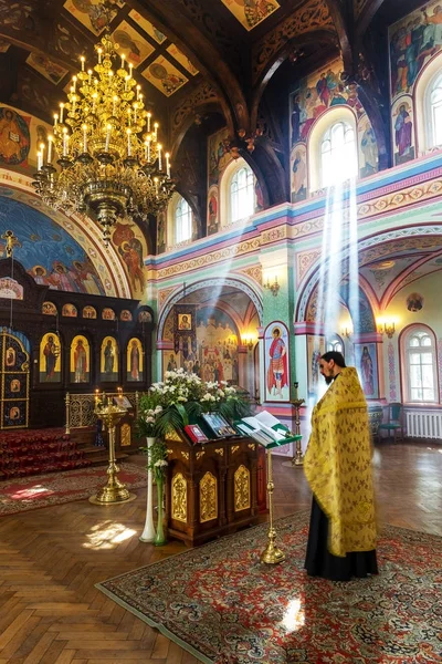 乌克兰奥德萨 2012年9月2日 东正教教堂 圣像和美丽的历史建筑拱门的内部 来自窗户的不寻常的光线 牧师服务 — 图库照片