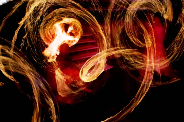 オデッサ ウクライナ 2010 抽象的な珍しい火ダンス中にライトの抽象的な動きから空気中の明るい縞はパーティーでナイトクラブのプレゼンテーション時に表示 — ストック写真