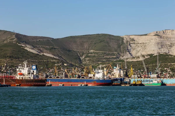 Novorossiysk, Rusya - 3 Mayıs 2018: Novorossiysk ticari liman döneminde ekonomik ve Rusya'nın yaptırımlar abluka. Ticari deniz Novorossiysk liman tam bir yük