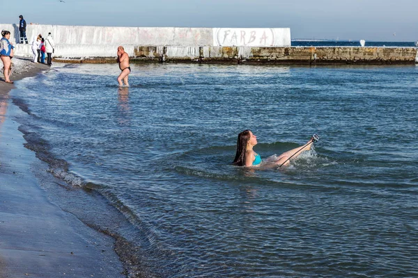Odessa, Ukrayna - 19 Ocak 2016: Hıristiyan Ortodoks kilisesinin Baptist Karadeniz buzlu sularda Iususa İsa'nın John Ürdün Nehri'nde vaftiz günü banyo. Hıristiyan geleneğinde, yıkanarak