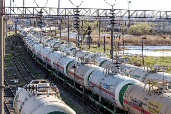 ОДЕССА, УКРАИНА - 9 апреля 2015 г.: Поезда цистерны с топливом и маслом накапливаются на железнодорожной станции. Заторы на железной дороге в результате экономического коллапса
