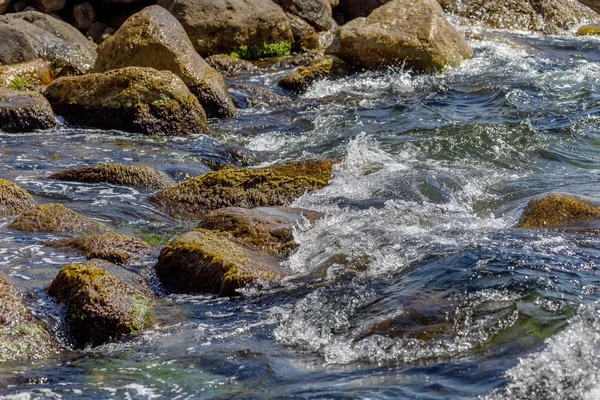 Une Grosse Vague Éclaboussante Eau Mer Battant Contre Les Rochers — Photo