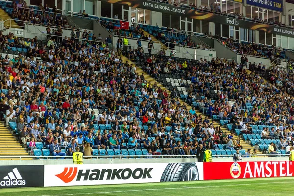 Odessa, Ukrayna - 15 Eylül 2016: Aktif futbol tribün taraftarlara